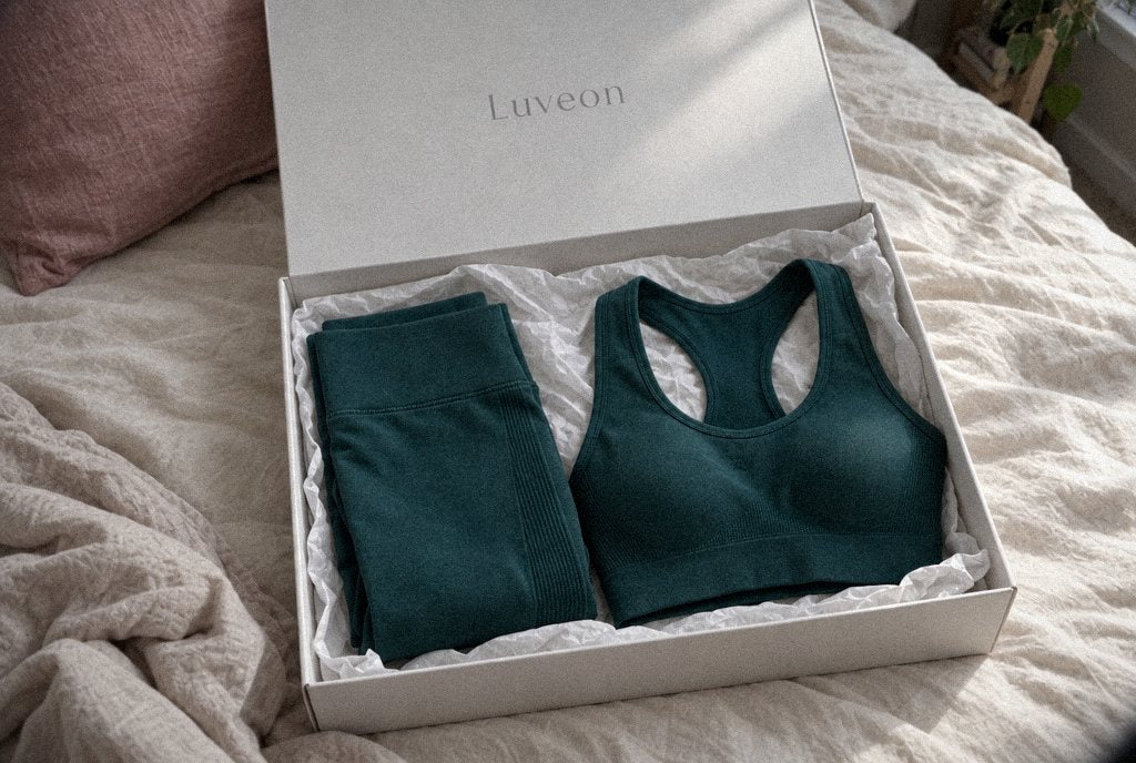 Coffret Luveon ouvert avec un legging et une brassière sarcelle
